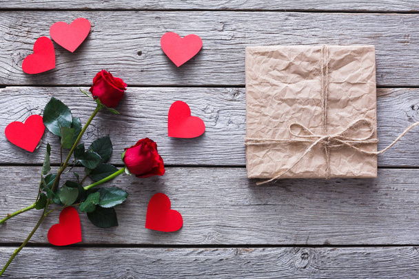Fondo de San Valentín, corazones hechos a mano y flores de rosas en madera
 - Foto, Imagen