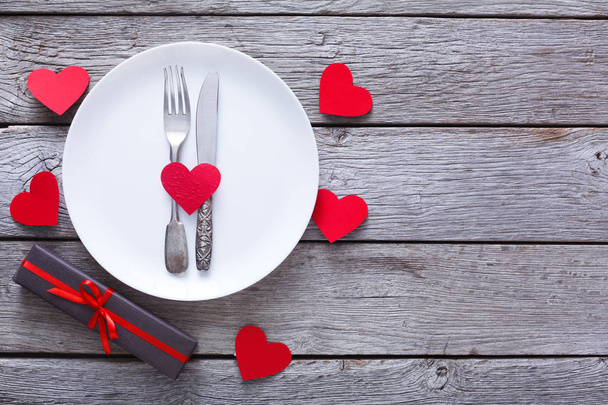 Valentine day or proposal background, cutlery on plate on wood - Фото, зображення