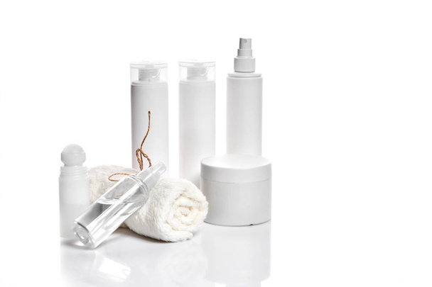 Conjunto de produtos cosméticos em recipientes brancos sobre fundo claro
. - Foto, Imagem