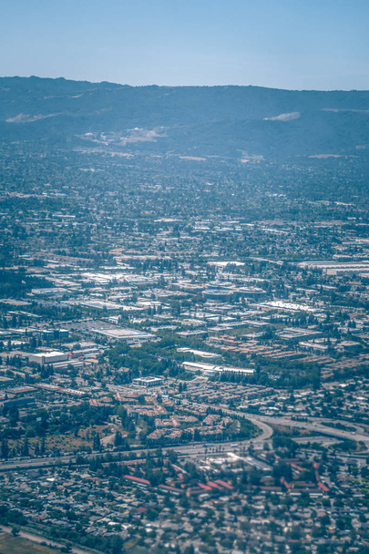 powietrzne przelatują nad san jose w Kalifornii i silikonowe valleyac - Zdjęcie, obraz