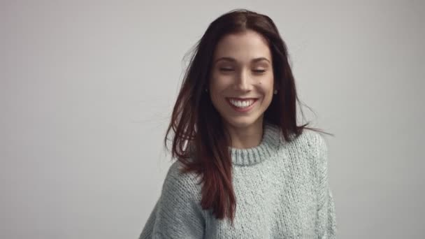 onnellinen leveä hymyilevä espanjalainen nainen muotokuva studiossa
 - Materiaali, video