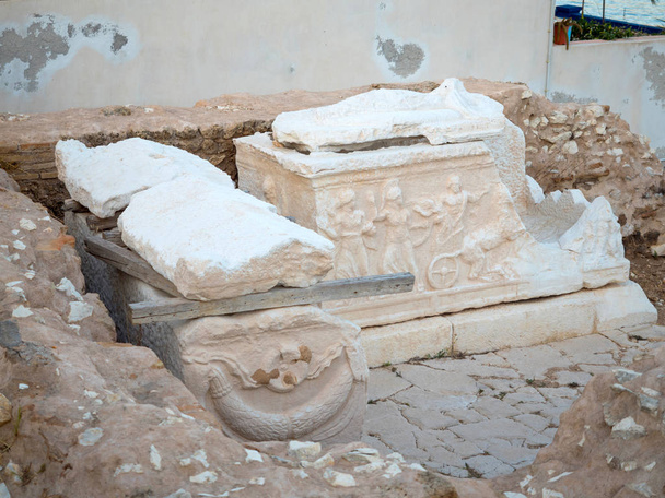 Ruinas de una tumba con piedra de mármol blanco y esculturas en Cefalonia, Grecia
 - Foto, imagen