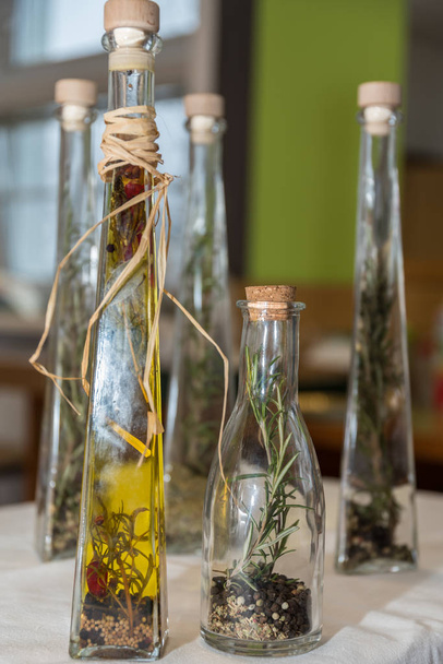 aceites de hierbas saladas como especia de cocina
 - Foto, Imagen