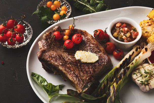 Šťavnatý hovězí steak podávaný v restauraci - Fotografie, Obrázek