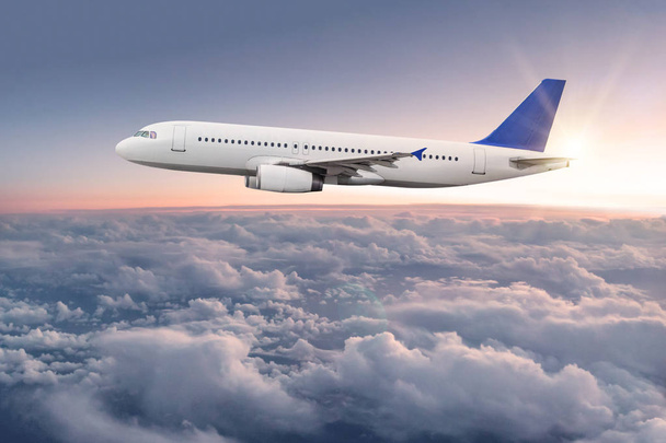 Avion commercial survolant les nuages
. - Photo, image