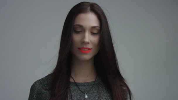 Nahaufnahme einer Spanierin mit leuchtend orangefarbenem Lippenstift im Studio - Filmmaterial, Video
