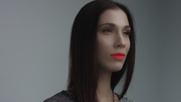 Nahaufnahme einer Spanierin mit leuchtend orangefarbenem Lippenstift im Studio - Filmmaterial, Video