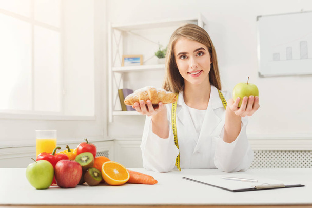 Nutricionista dietista con pan y manzana
 - Foto, imagen
