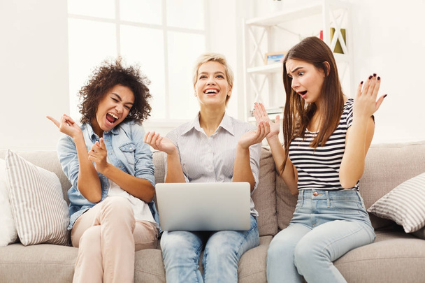 Trzy piękne kobiety za pomocą laptopa w domu - Zdjęcie, obraz