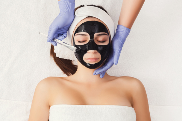 Femme obtient masque facial par esthéticienne au spa
 - Photo, image