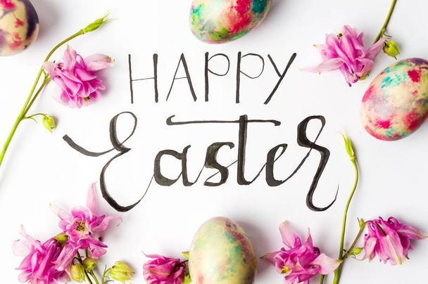 Handgeschriebene glückliche Osterkarte mit bunten Eiern - Foto, Bild