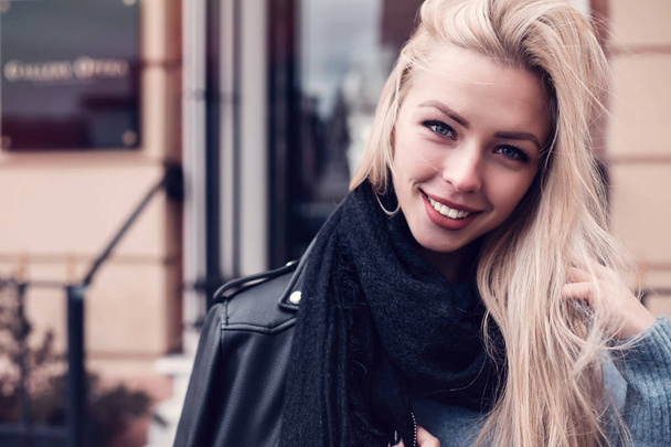 Beautiful blond woman portrait.Close-up Fashion woman portrait of young pretty trendy girl posing at the city, autumn street fashion. laughing and smiling portrait.trendy.Spring urban outfit. - Фото, изображение