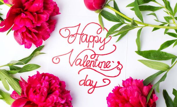 Feliz tarjeta de San Valentín con rosas rojas en blanco
 - Foto, Imagen