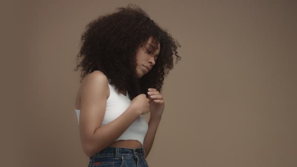 大きなアフロ髪、巻き毛を持つ混血黒人女性肖像画 - 映像、動画