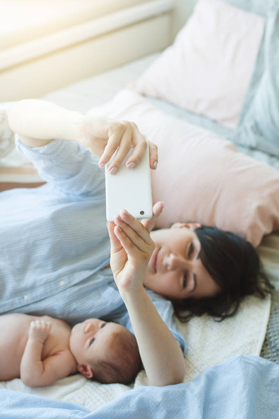 family communication chat smartphone newborn - Fotoğraf, Görsel