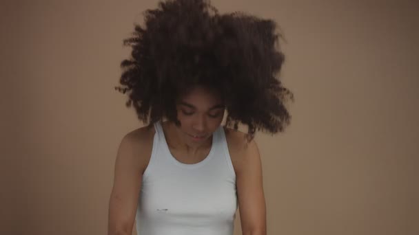 slow motion of black woman lifting head and shaking hair - Felvétel, videó