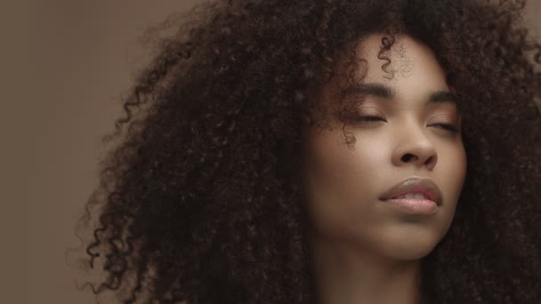 Nahaufnahme Pan Porträt einer schwarzen Frau gemischter Rasse mit glänzender, blanker Haut - Filmmaterial, Video