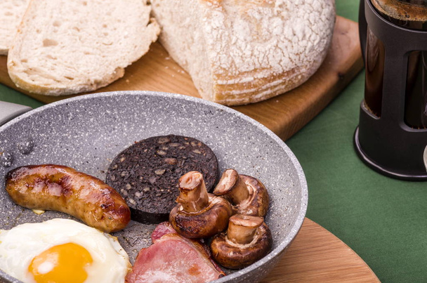 Ulster Fry Breakfast.. Ulster Fry breakfast or all-day breakfast, a selection of fried breakfast food often served with Sourdough bread and hot fresh coffee
. - Фото, изображение