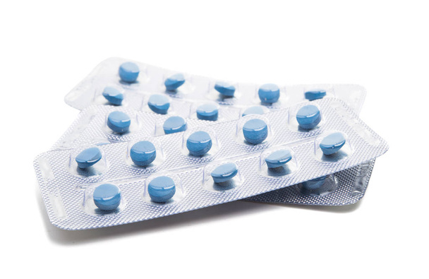 balení pilulek izolovaných na bílém pozadí - Fotografie, Obrázek