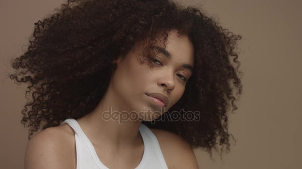студійний портрет чорної моделі жінки, дивлячись на камеру, ідеальна концепція шкіри
 - Кадри, відео