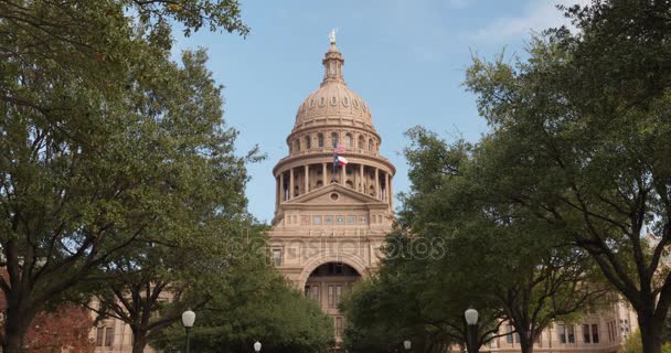 Pohled zepředu na den založení Shot Texas State Capitol Dome - Záběry, video