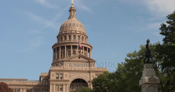 Dag zijaanzicht van de hoek van Texas State Capitol Dome in Austin - Video