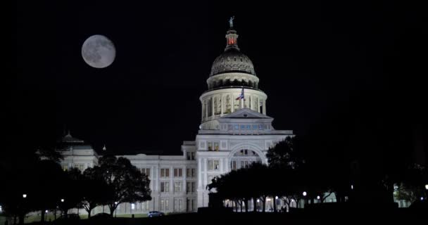 Vista del ángulo lateral nocturno de la cúpula del Capitolio Estatal de Texas en Austin
 - Metraje, vídeo
