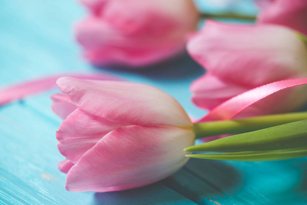 Wooden blue background and pink tulips - Foto, afbeelding
