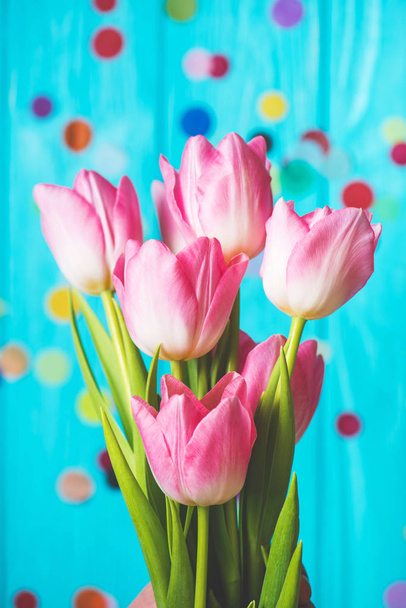 Wooden blue background and pink tulips - Foto, Bild