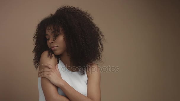 portrét černé Smíšené rasy modelu v ateliéru v béžové pozadí - Záběry, video