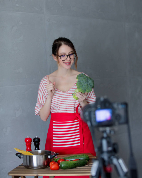 社会的ネットワークのビデオ料理を作る若い赤毛の女性 - 写真・画像