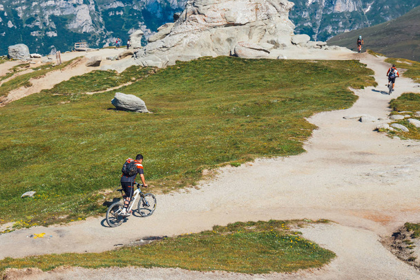 Bucegi Mountains, Rumunsko 09 červenec 2015: Neznámý cyklista stoupá na kopec v pohoří Bucegi v Rumunsku - Fotografie, Obrázek