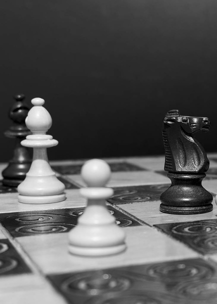 Szachy sfotografowane na szachownicy - Zdjęcie, obraz