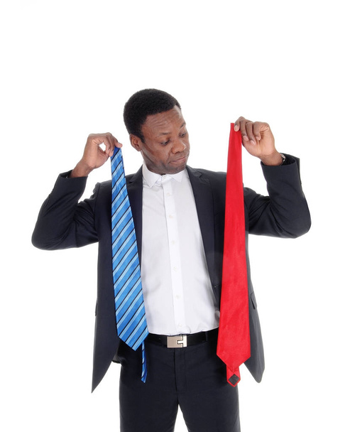 Ο άνθρωπος δεν μπορεί να αποφασίσει τι γραβάτα να φορούν - Φωτογραφία, εικόνα