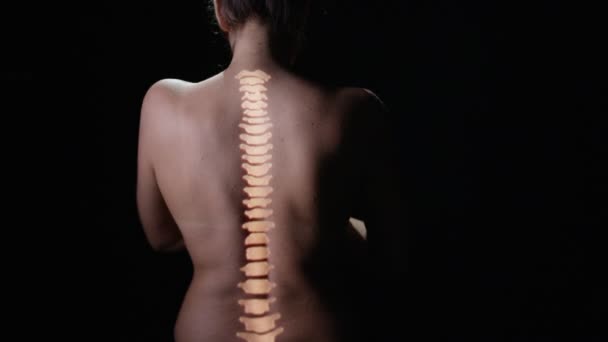 4k beleuchtete Wirbelsäule auf den Rücken eines nackten weiblichen Modells projiziert - Filmmaterial, Video