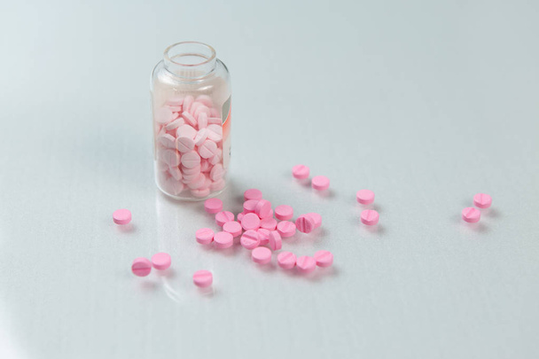 pastillas, tabletas multicolores
 - Foto, imagen
