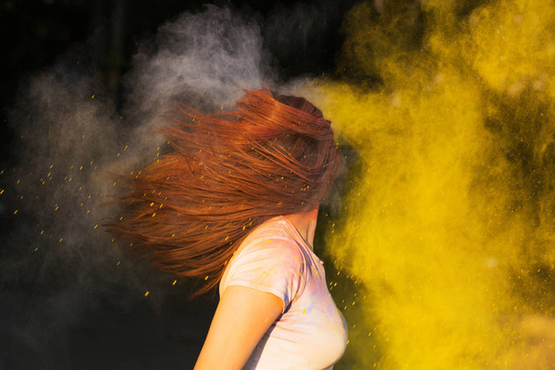 Retrato de mujer morena con pelo largo jugando con color seco
 - Foto, Imagen