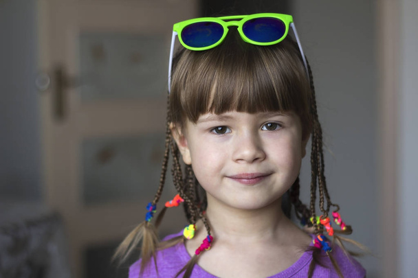 Πορτρέτο του όμορφο κοριτσάκι με μικρές πλεξούδες - Φωτογραφία, εικόνα