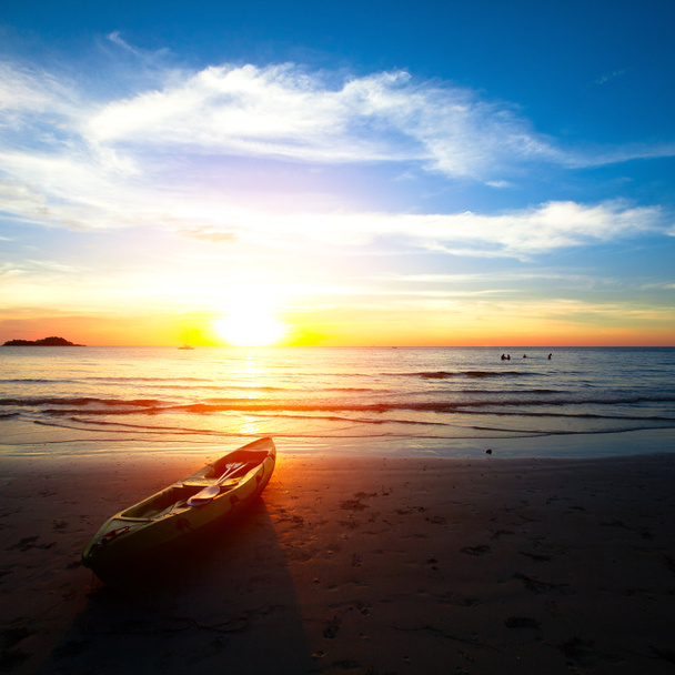kajakken op het strand bij zonsondergang. - Foto, afbeelding