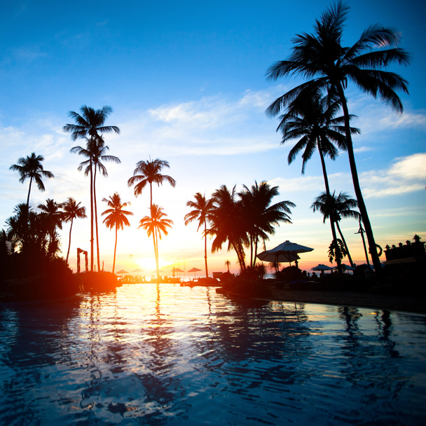Prachtige zonsondergang op een strandresort in de tropen - Foto, afbeelding