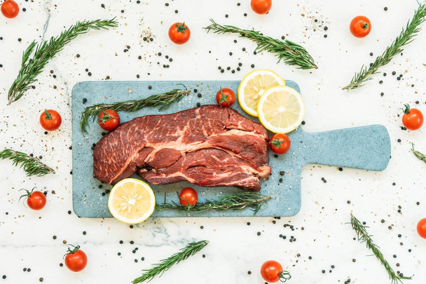 Raw beef meat on cutting board - Foto, Imagen