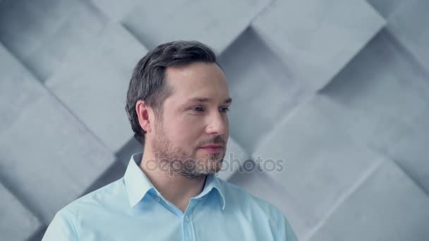 Portrait of young businessman smiling into camera - Video, Çekim