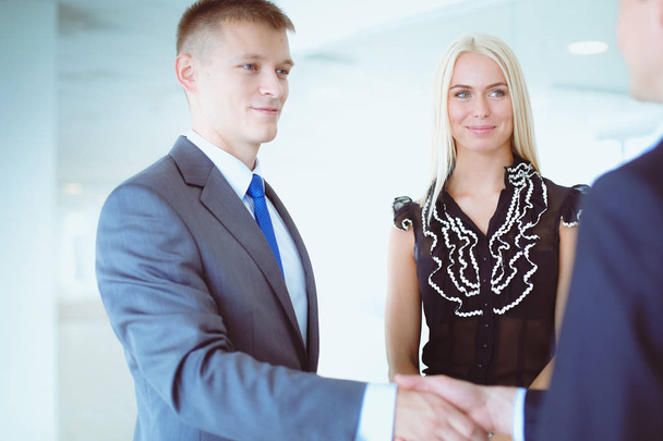 Businesswoman Shaking Hands In Office - Fotoğraf, Görsel