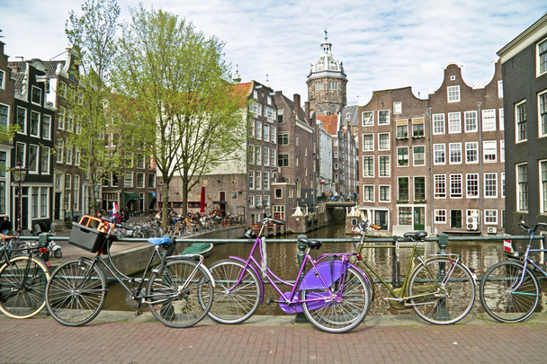 Título: Bikes in Amsterdam the Netherlands
 - Foto, imagen