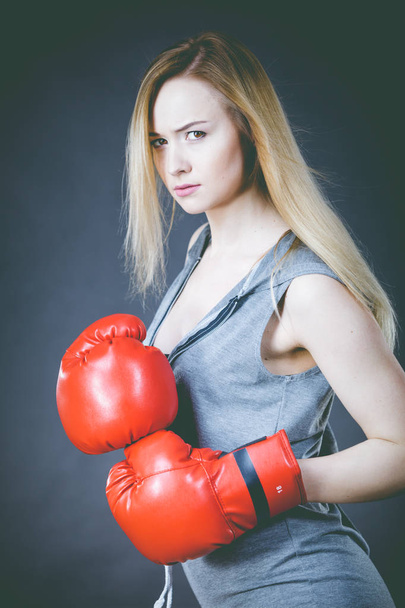 Beautiful woman with red boxing gloves - Foto, Imagem