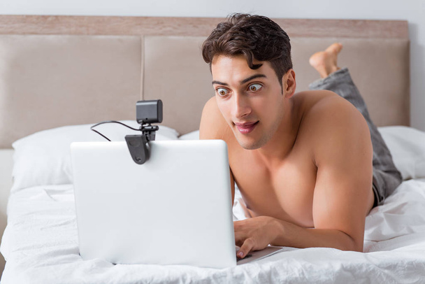 Nuori seksikäs mies verkossa dating käsite - Valokuva, kuva