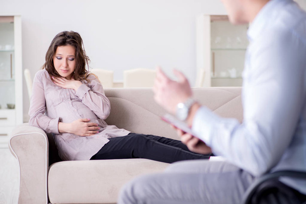 Беременная женщина посещает врача-психолога - Фото, изображение