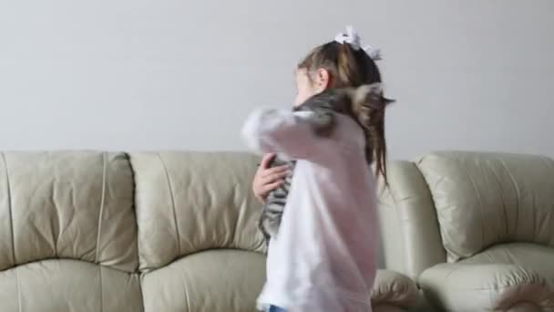 child girl playing with cat kitten - Filmagem, Vídeo