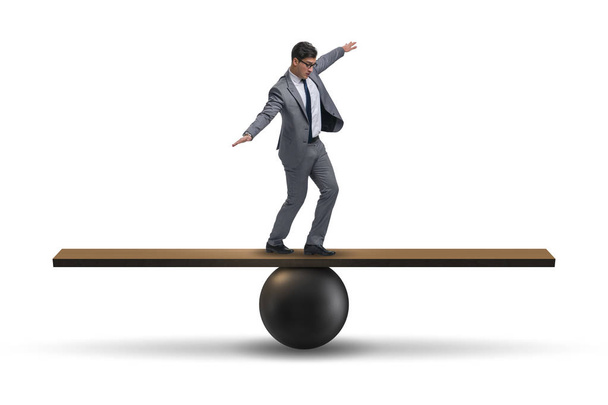 Geschäftsmann balanciert auf Wippe im Unsicherheitskonzept - Foto, Bild