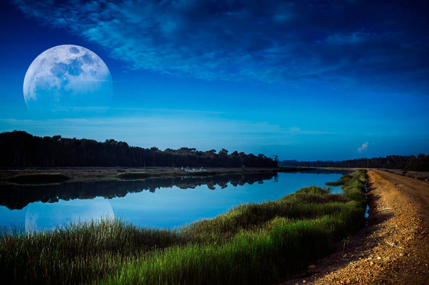 Ciel nocturne et super lune au bord de la rivière. Sérénité nature arrière-plan
. - Photo, image